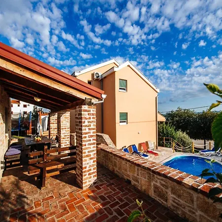 펜션 Jasenice Near & Pool