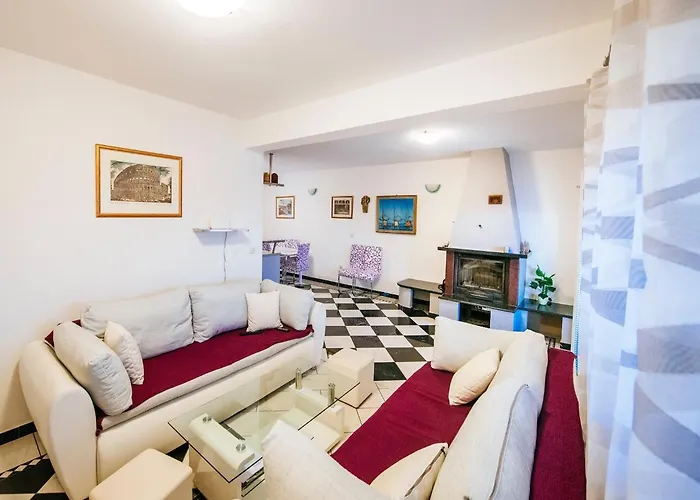 Feriehus Jasenice Near & Pool