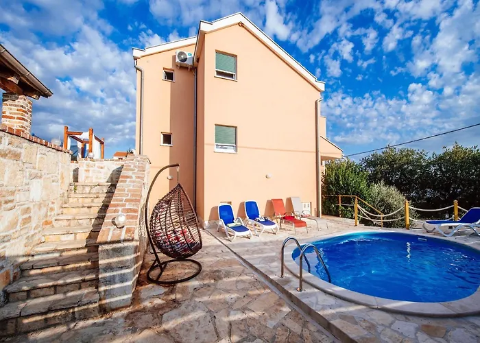 Feriehus Jasenice Near & Pool *