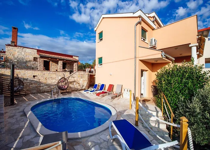 Feriehus Jasenice Near & Pool