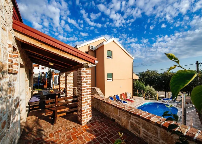 Feriehus Jasenice Near & Pool