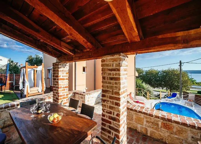 Feriehus Jasenice Near & Pool *