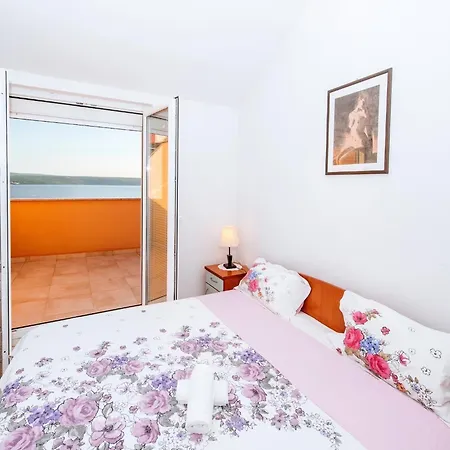 Jasenice Near & Pool بيت للعطل *