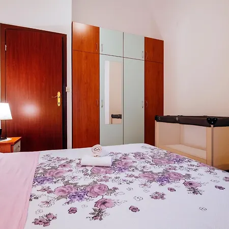 Jasenice Near & Pool بيت للعطل