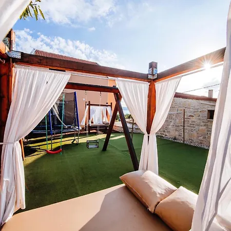 Jasenice Near & Pool بيت للعطل *