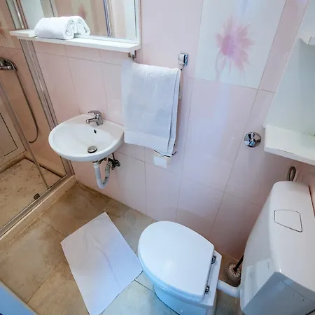 Jasenice Near & Pool بيت للعطل