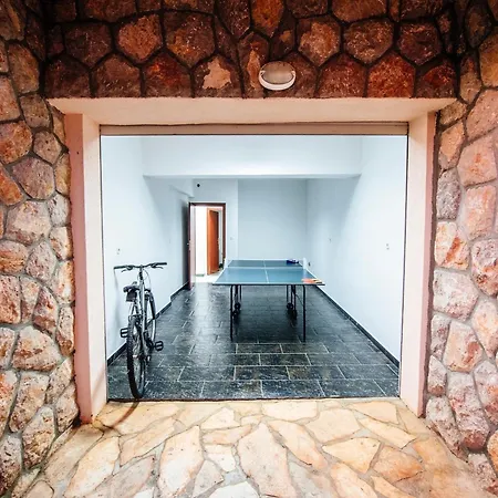 Jasenice Near & Pool بيت للعطل *