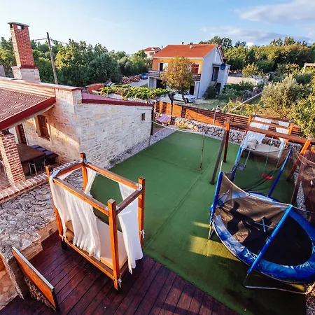 Jasenice Near & Pool بيت للعطل *